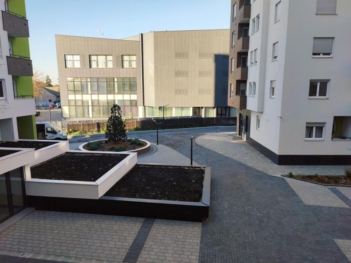 Center Firefly Gardens Apartment Novi Sad Exterior photo